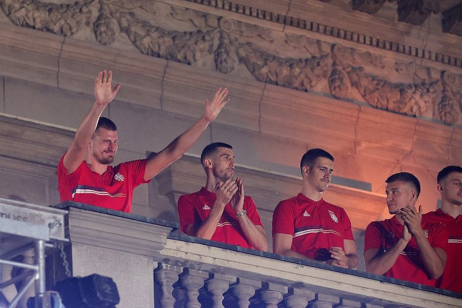 BOGI U ELEMENTU Kapiten košarkaša kulirao šeika, pa glavom udario sveštenika (VIDEO)