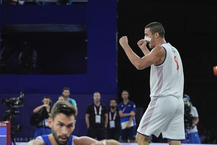ZA TV ŠPICE Šou podno Ajfelovog tornja! Vasić pao sa stolice pravo u… (VIDEO)