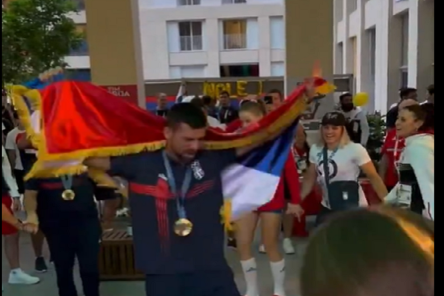 LUDILO U OLIMPIJSKOM SELU Đoković poveo kolo, pridružio mu se Mikec sa zlatom oko vrata (VIDEO)