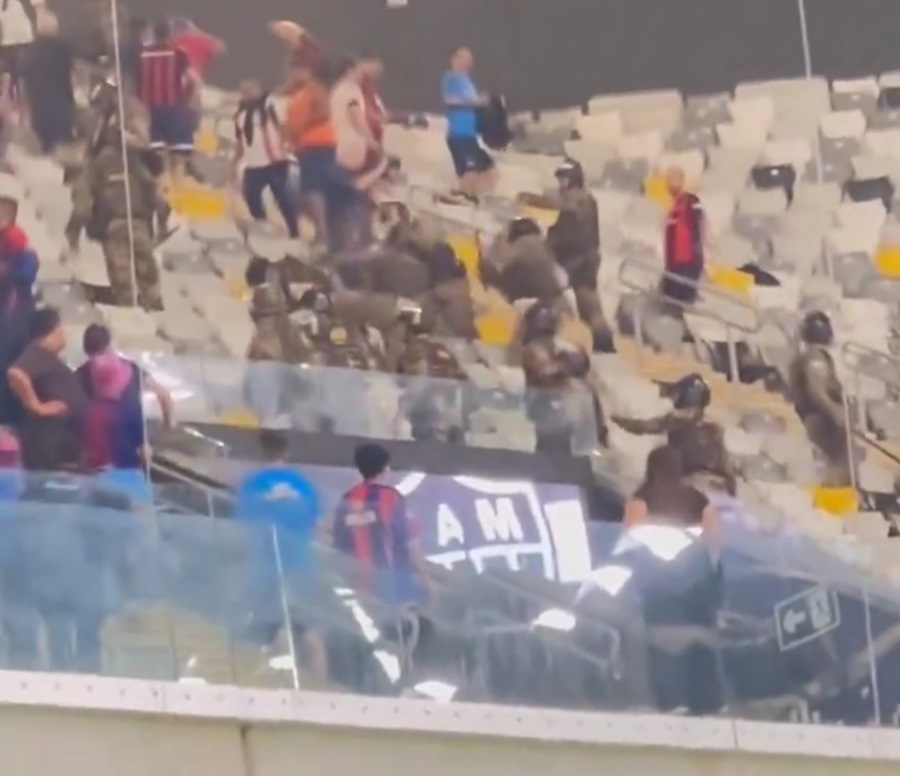 JEZIVE SCENE Brazilska policija pretukla argentinske navijače, a onda i pucala na njih! (VIDEO)