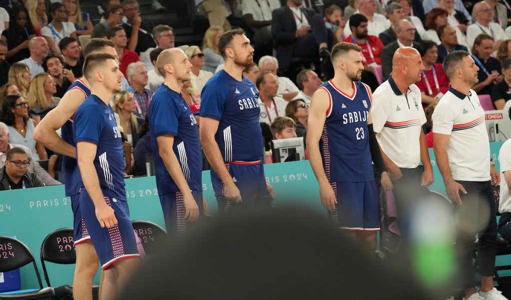 PALE TEŠKE REČI Košarkaši dobacivali sudijama posle poraza od SAD (VIDEO)