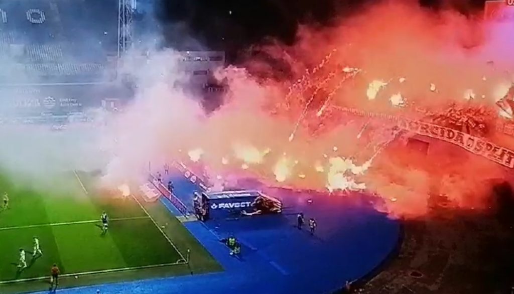 „GOREO JE STADION“ Livaja doneo pobedu Hajduku nad Dinamom, a „Torcida“ izazvala prekid od 10 minuta (VIDEO)