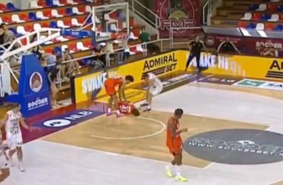 JEZIV PAD U ŽELEZNIKU Košarkaš glavom udario o parket! Klub saopštio u kakvom je stanju (VIDEO)