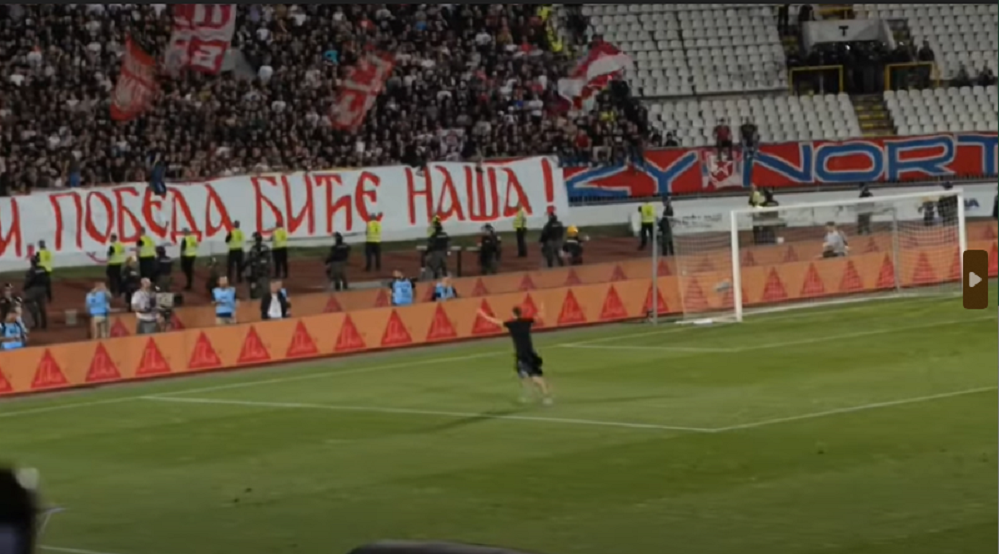 OVO NISTE MOGLI DA VIDITE U PRENOSU „Grobar“ je uleteo na teren i hrabro se zaleteo ka severu (VIDEO)