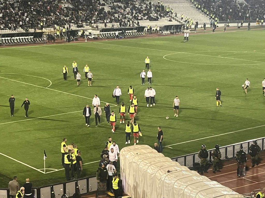 „GROBARIMA“ PREKIPELO Navijači Partizana besni na trenera (VIDEO)