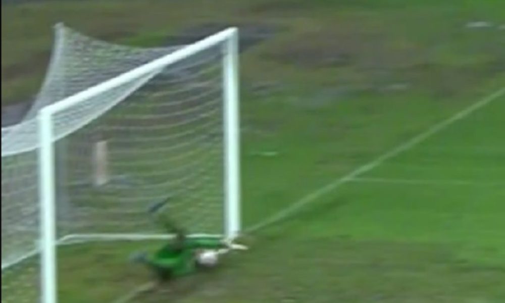 SKANDAL U CRNOJ GORI Dečiću priznat „neviđen“ gol! Videlo se i iz aviona da lopta nije prešla gol-liniju… (VIDEO)