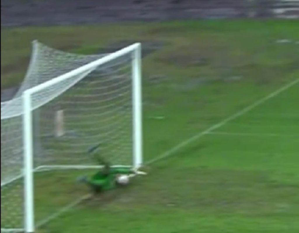SKANDAL U CRNOJ GORI Dečiću priznat „neviđen“ gol! Videlo se i iz aviona da lopta nije prešla gol-liniju… (VIDEO)