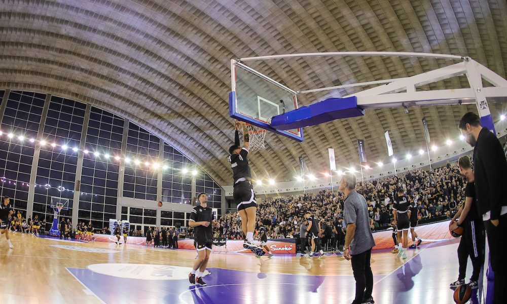SPEKTAKL Pogledajte atmosferu na Beogradskom sajmu gde Partizan igra protiv AEK-a! (VIDEO)