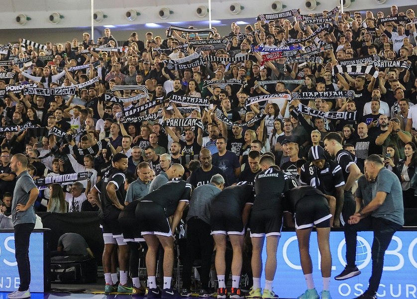 NEJAKI ATINJANI Partizan demolirao AEK pred punim tribinama