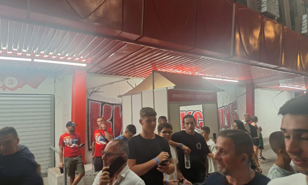 SPECIJALNA PODRŠKA Sin legende našeg fudbala bodrio „orlove“ na „Marakani“ (VIDEO)