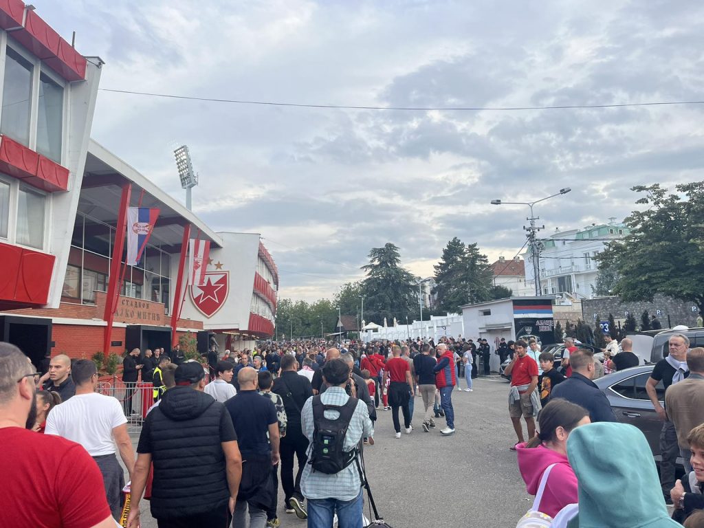 PRVE SLIKE SA „MARAKANE“ Gužva oko stadiona, tribine još uvek poluprazne (FOTO+VIDEO)