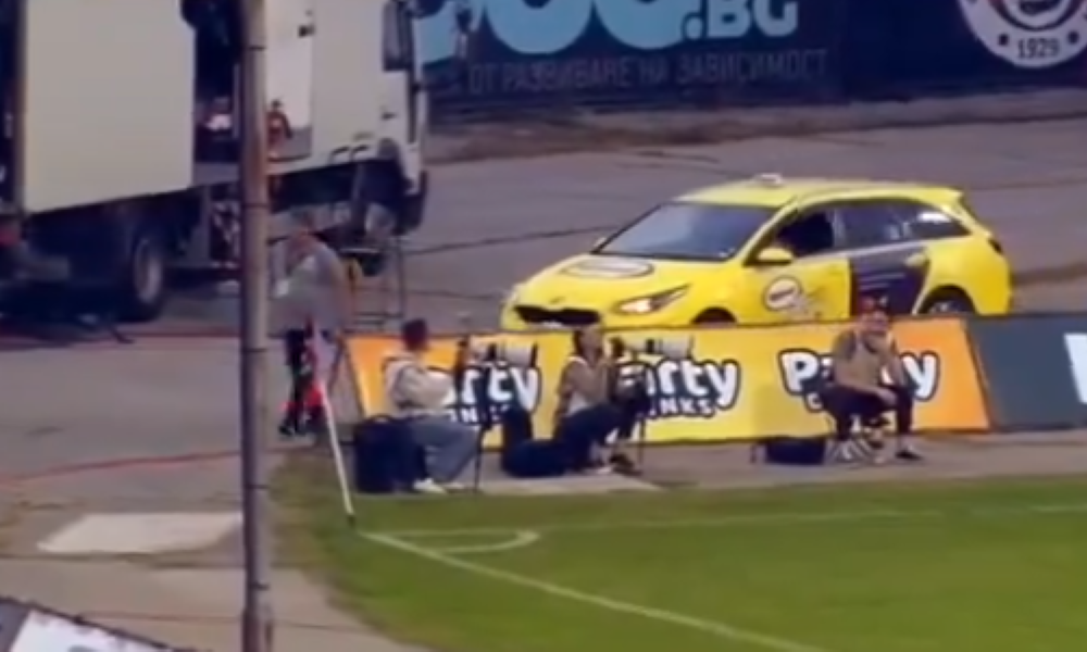 OVO IMA SAMO U BUGARSKOJ Igrao se gradski derbi, a onda je u finišu meča pored terena stigao… (VIDEO)
