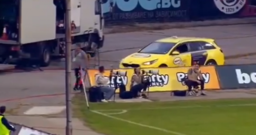 OVO IMA SAMO U BUGARSKOJ Igrao se gradski derbi, a onda je u finišu meča pored terena stigao… (VIDEO)