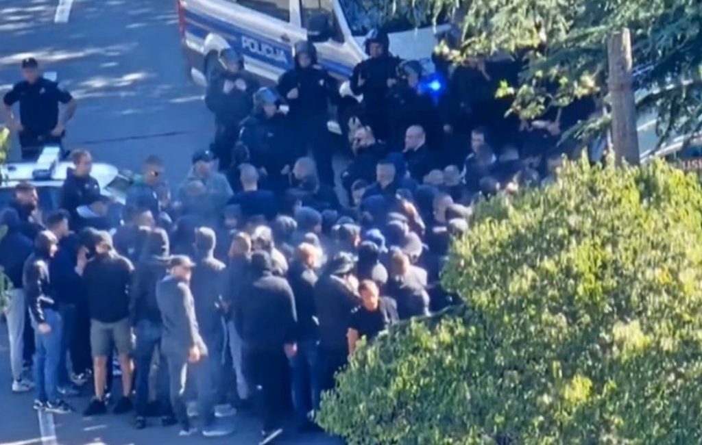 HAOS U HRVATSKOJ „Torcida“ stigla na jadranski derbi i sukobila se sa policijom! Ima povređenih i uhapšenih (VIDEO)