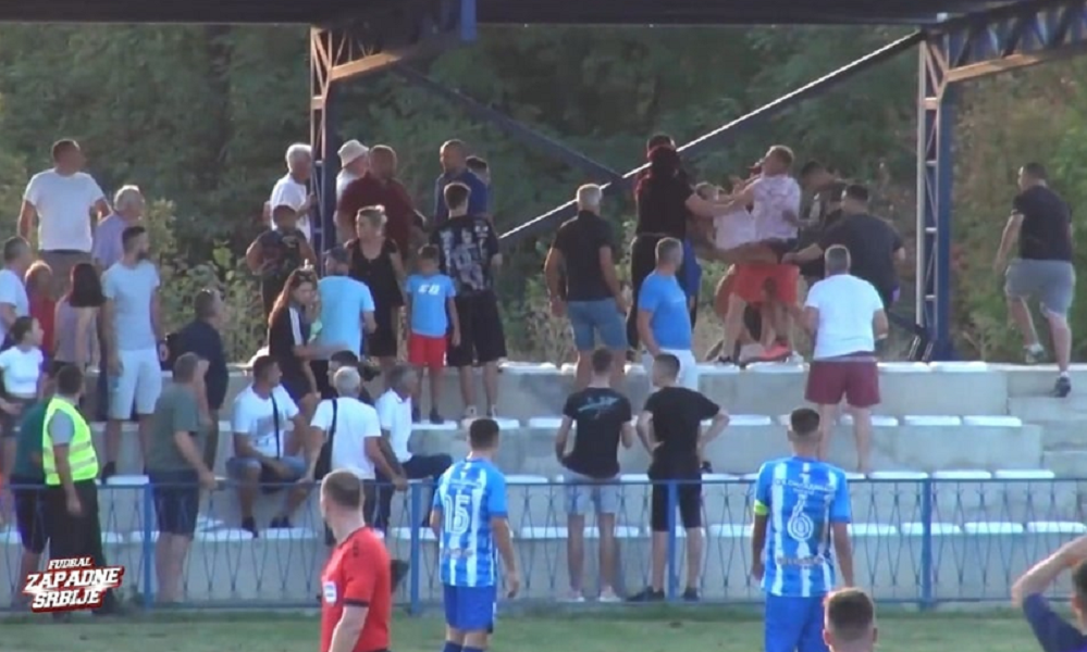 SEVALE PESNICE Gol za pobedu u 96. minutu, pa opšta tuča na tribinama! (VIDEO)