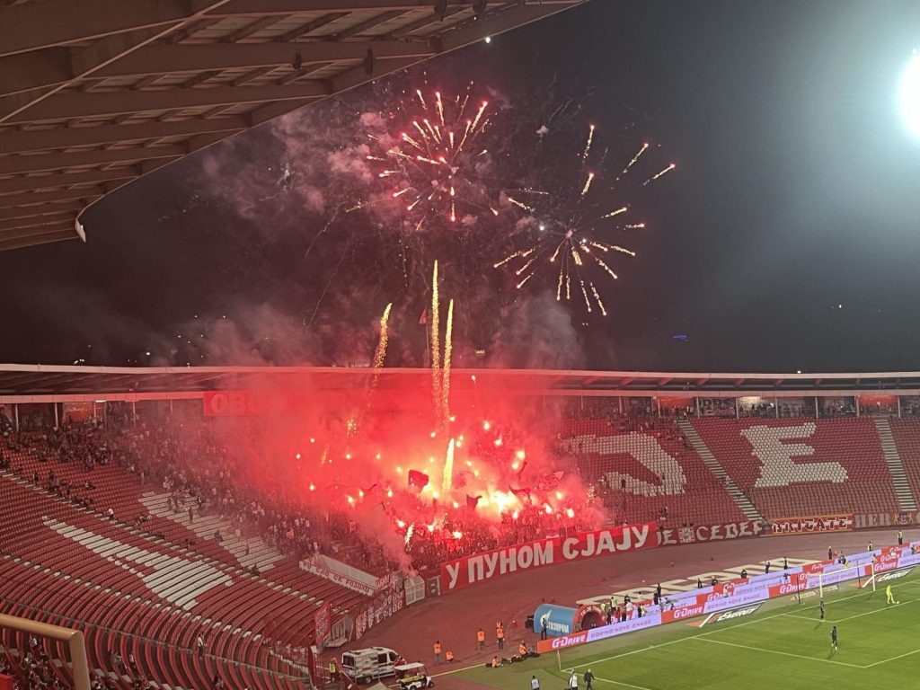 SPEKTAKL NA SEVERU „Delije“ prelepim vatrometom ispratili igrače u Milano (VIDEO)