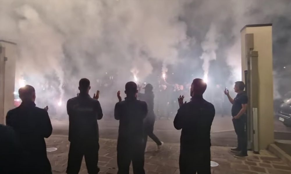 „DELIJE“ ISPRED HOTELA POSLALE IGRAČIMA SNAŽNU PORUKU: Hajde, nemojte te smrknute face… Nemate čega da se plašite! (VIDEO)