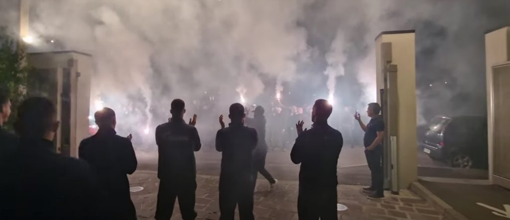 „DELIJE“ ISPRED HOTELA POSLALE IGRAČIMA SNAŽNU PORUKU: Hajde, nemojte te smrknute face… Nemate čega da se plašite! (VIDEO)
