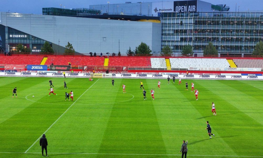 JAK PLJUSAK „TESTIRA“ NOVI TEREN NA „KARAĐORĐU“ Evo zbog čega je značajno da stadioni imaju hibridnu travu! (VIDEO)