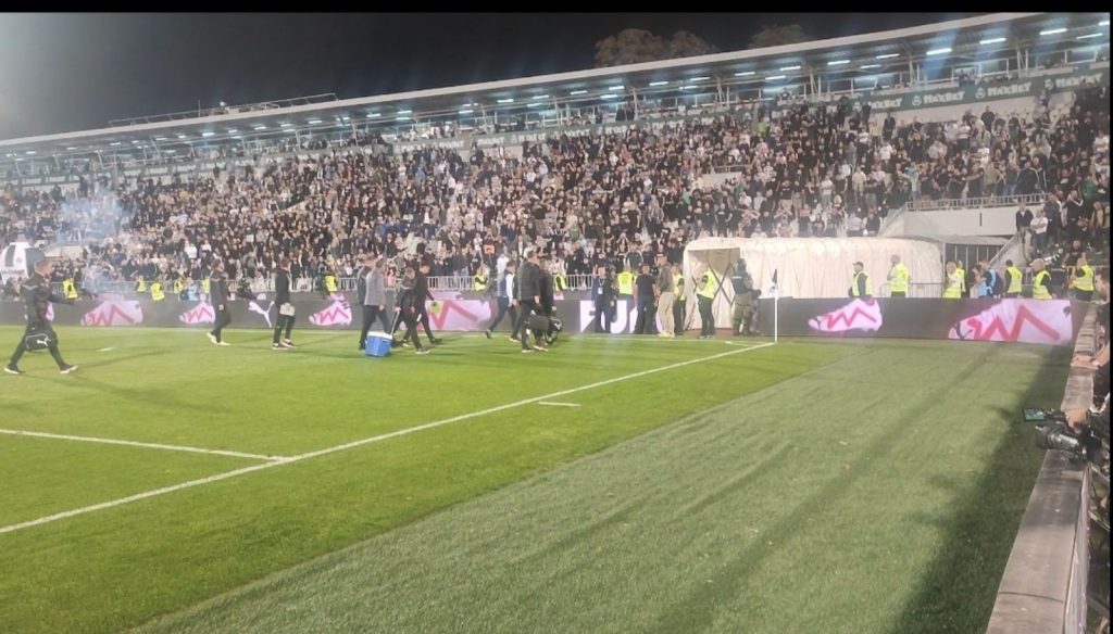 SKANDAL „Grobari“ gađali Stanojevića petardama! Humskom se ori: „Stanoje, odlazi!“ (VIDEO)