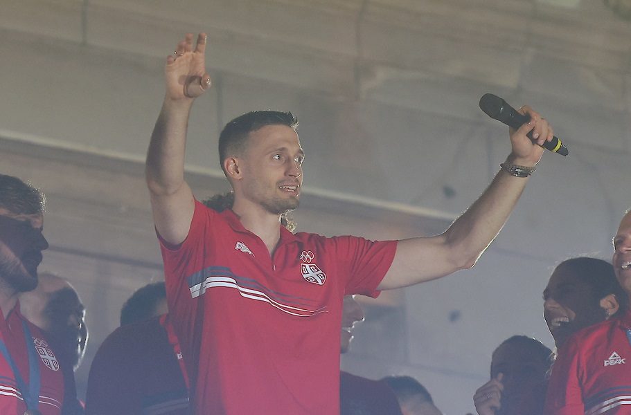 ALEKSA JE PONOVO „ZAPALIO“ DRUŠTVENE MREŽE Avramović se obukao u Deda Mraza, pa progovorio na ruskom (VIDEO)