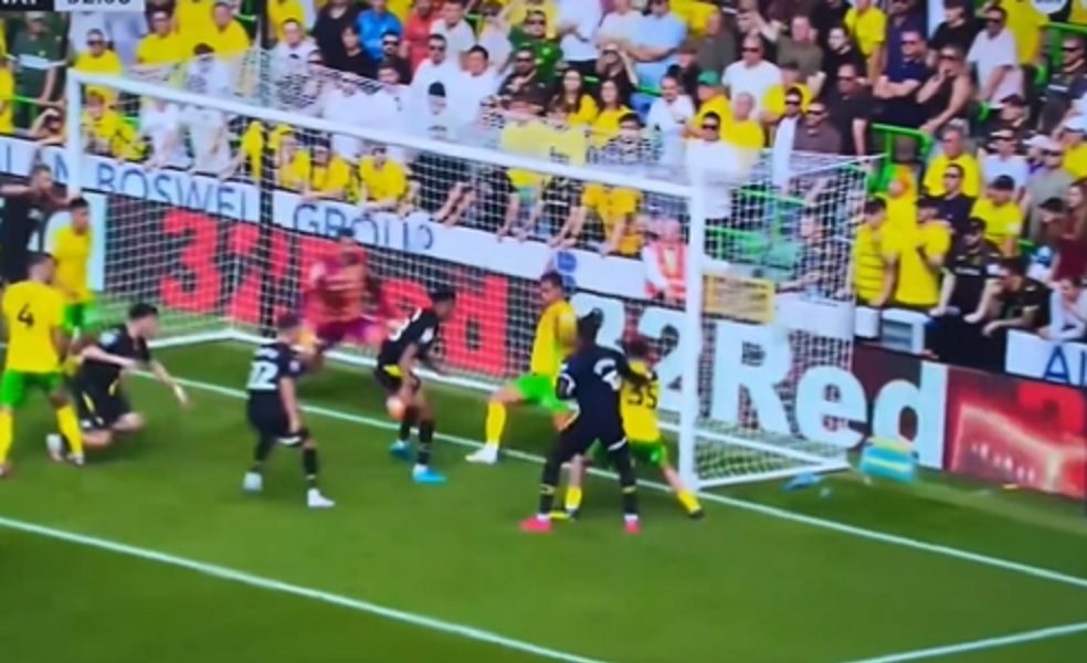 NIJE NI ČUDO ŠTO NEMA MESTO U PREMIJER LIGI Promašio prazan gol sa metar udaljenosti (VIDEO)