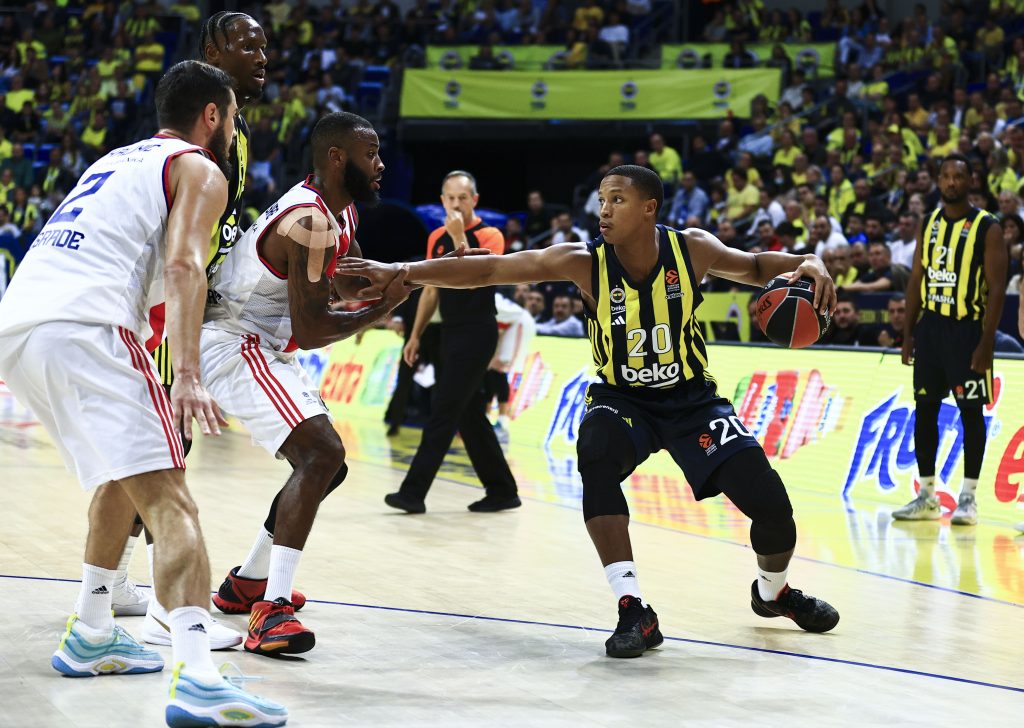 ZVEZDINI NAVIJAČI ŽIVE SAN Crveno-beli ponovo slavili nad Fenerom! Maestralna partija Sferopulosog tima za 3:0 u Evroligi (VIDEO)