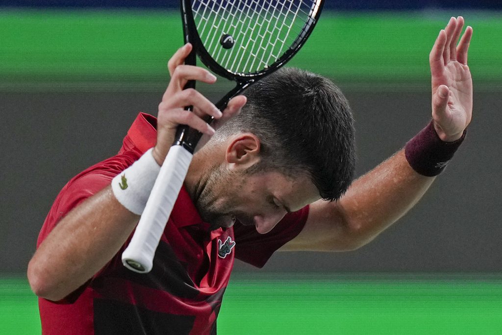 ĐOKOVIĆ U ARABIJI BODRI „ORLOVE“ Nole gleda Mitrovića i Sergeja, a dobio je i specijalan poklon! (FOTO/VIDEO)