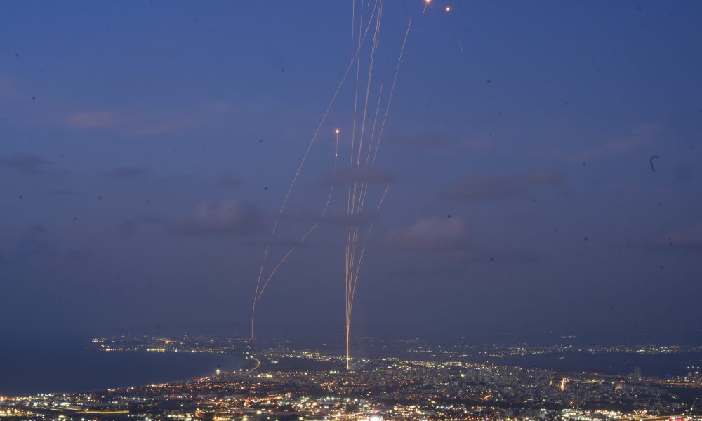 DRAMA Tokom meča Lige šampiona balističke rakete preletele preko stadiona (FOTO)