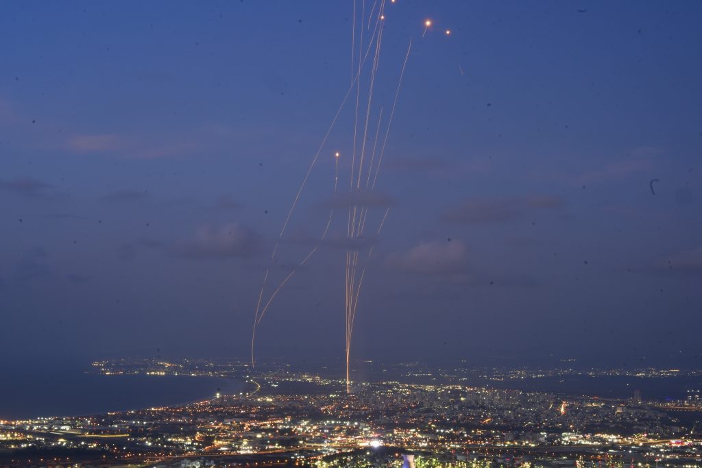 DRAMA Tokom meča Lige šampiona balističke rakete preletele preko stadiona (FOTO)