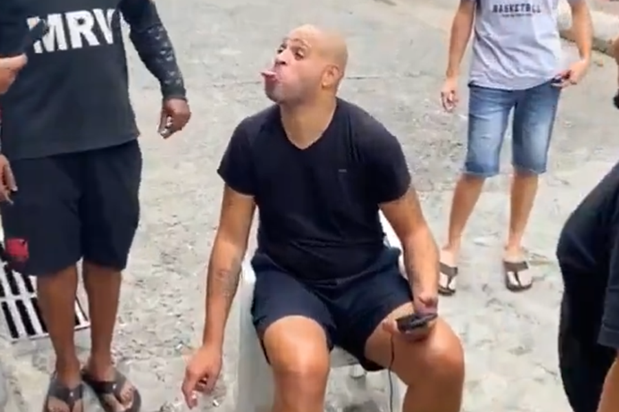 STRMOGLAVI PAD Bio je svetski prvak s Brazilom, a sada ga snimaju pijanog na ulici (VIDEO)