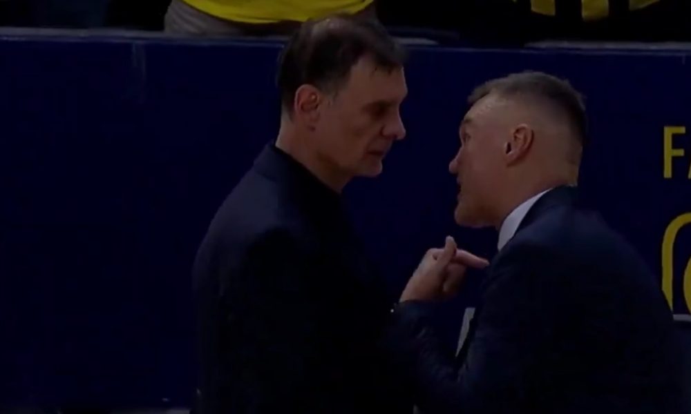 RUŽNE SCENE Umesto pozdrava – žustra rasprava! Jasikevičijus i Barcokas ušli u konflikt na kraju meča (VIDEO)