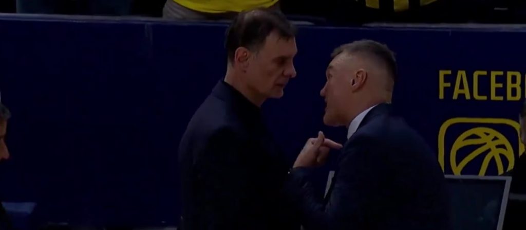 RUŽNE SCENE Umesto pozdrava – žustra rasprava! Jasikevičijus i Barcokas ušli u konflikt na kraju meča (VIDEO)