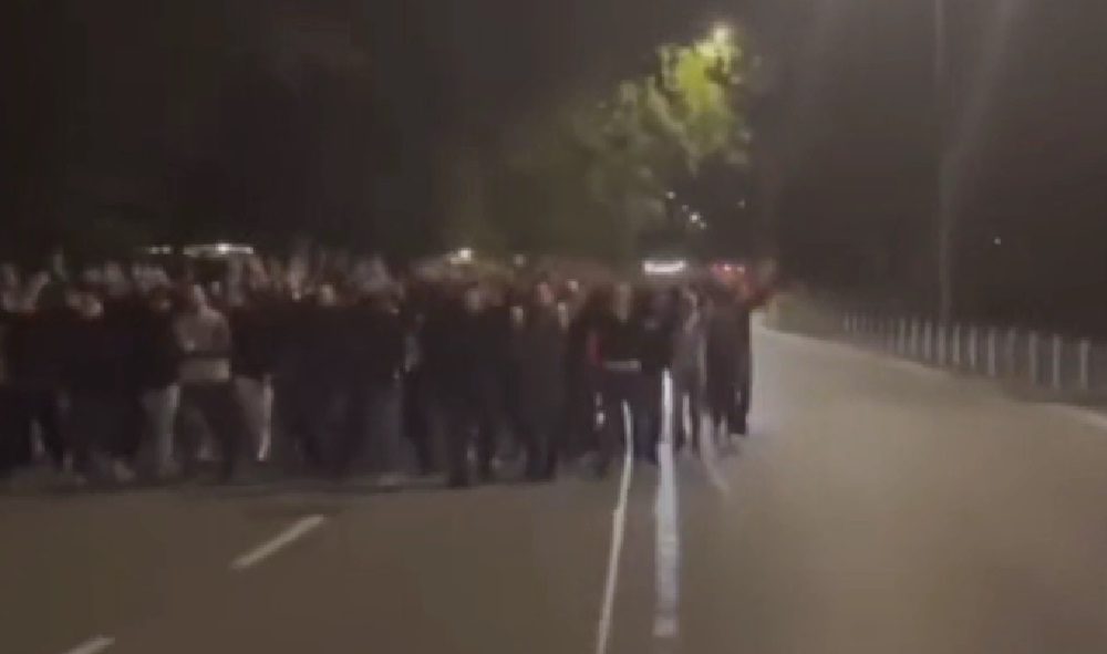 „DELIJE SE NIKOG NE PLAŠE“ Navijači Zvezde uprkos zabrani stigli u Italiju, pa napravili korteo na ulicama Milana! (VIDEO)