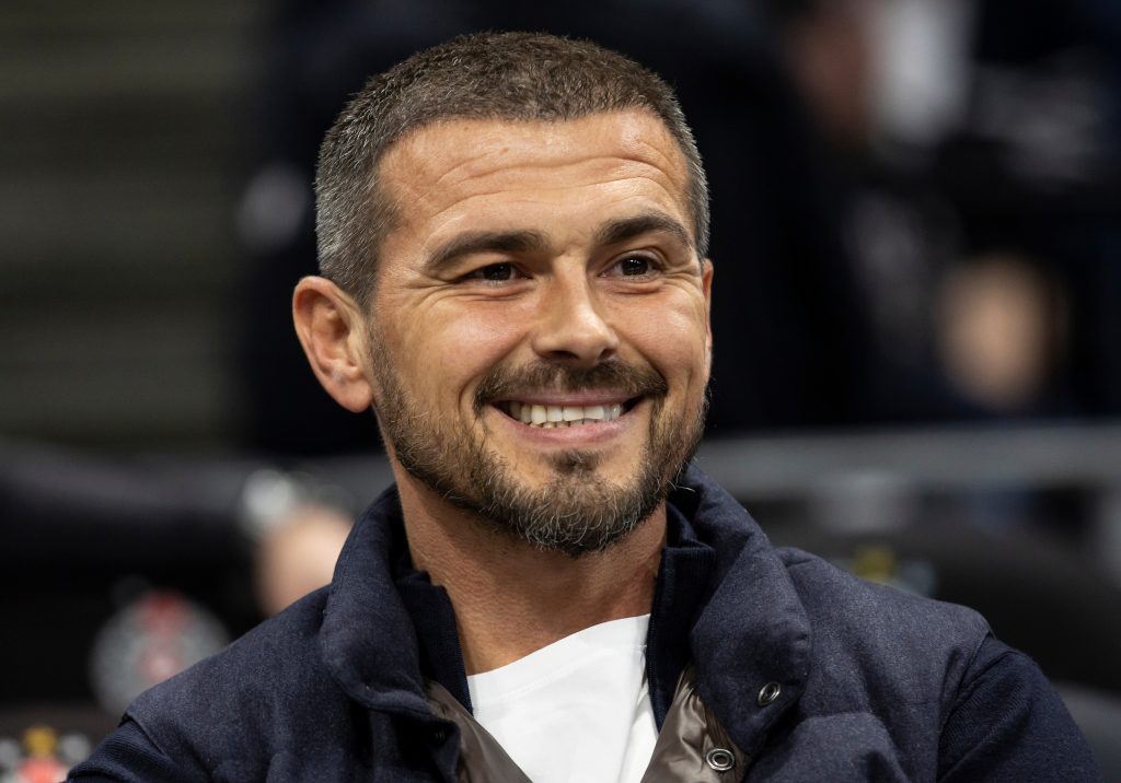 DA LI JE OVO BUDUĆI TRENER PARTIZANA? „Grobari“ na nogama! Lazović u Subotici bodri crno-bele u društvu trofejnog stručnjaka (VIDEO)