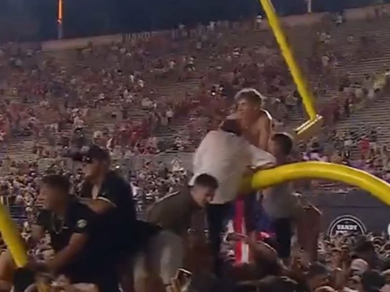 HULIGANA IMA I PREKO „BARE“ Navijači razvalili gol posle pobede (VIDEO)