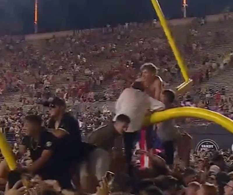 HULIGANA IMA I PREKO „BARE“ Navijači razvalili gol posle pobede (VIDEO)