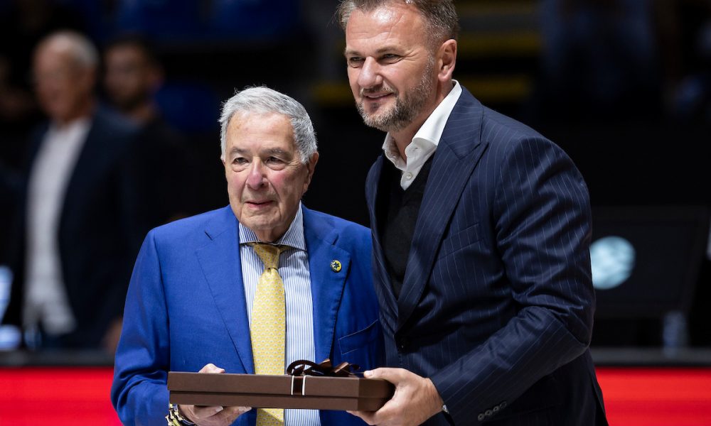 SLIKE IZ PIONIRA Poklon za prvog čoveka Makabija i specijalan gost kog bi Arena glasno dočekala! Šta radi Karlik dok ga istežu? (FOTO)