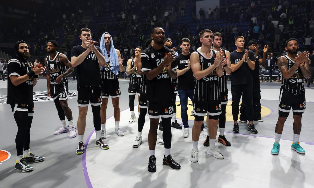 KOŠARKA U DRUGOM PLANU Igrači Partizana sa crnim florom na dresu izašli na teren… Meč u Istanbulu počeo minutom ćutanja (FOTO)