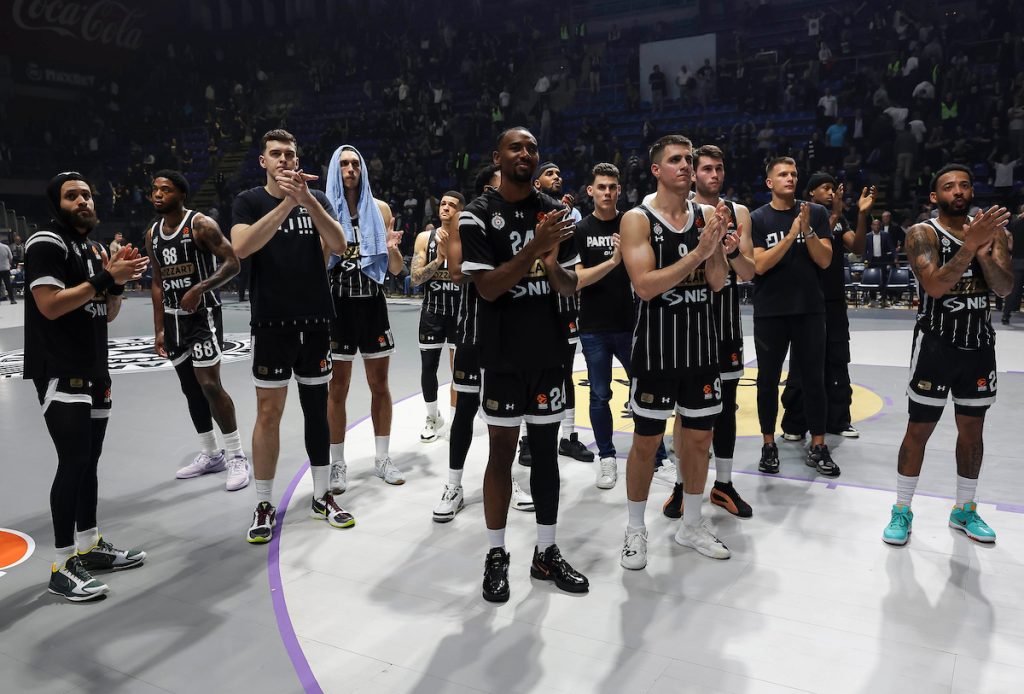 KOŠARKA U DRUGOM PLANU Igrači Partizana sa crnim florom na dresu izašli na teren… Meč u Istanbulu počeo minutom ćutanja (FOTO)