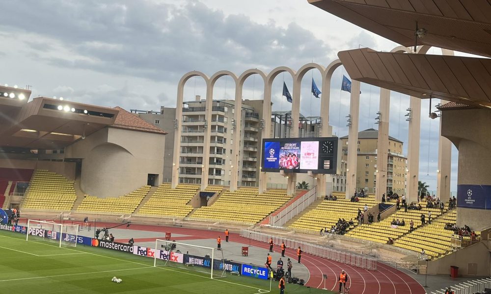 SPREMA SE SPEKTAKL Ovako izgleda stadion „Luj II“ sat vremena pred početak duela! Tu su i „delije“… (FOTO/VIDEO)