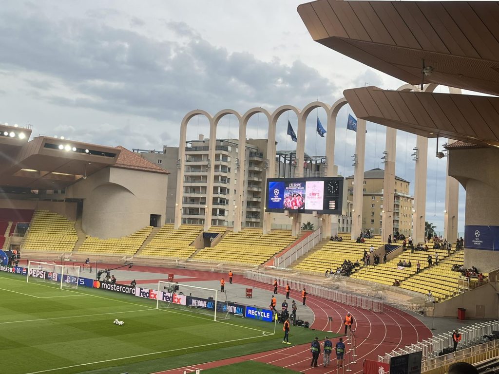SPREMA SE SPEKTAKL Ovako izgleda stadion „Luj II“ sat vremena pred početak duela! Tu su i „delije“… (FOTO/VIDEO)