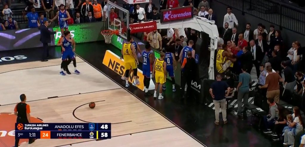TUČA U ISTANBULU Biberović i Brajant se dohvatili pod košem, pa su obojica isključeni (VIDEO)