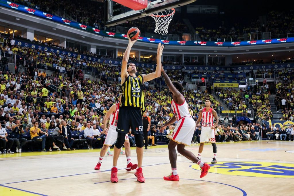DRAMA NA BOSFORU, ALI SAMO U PRVIH POLA SATA Fenerbahče u poslednjih 10 minuta slomio otpor Pirejaca, Marjanović debitovao
