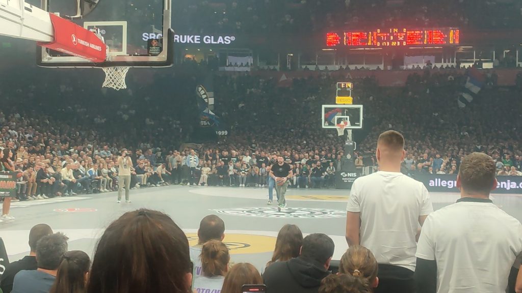 EVROLIGA NA MAX Boki Perić šutirao sa pola terena, MaxBet donirao milion dinara u humanitarne svrhe (VIDEO)