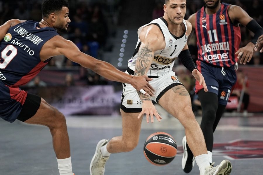POLUVREME Sjajni Partizan odneo prednost od šest poena u svlačionicu! Svi su i dalje u neverici zbog monstruozne akcije Karlika i Tajrika (VIDEO)