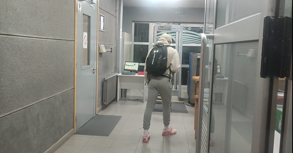 NJEGOVA POVREDA JE ZALEDILA „GROBARE“ Evo u kakvom stanju je Karlik Džons napustio „Arenu“ (VIDEO)