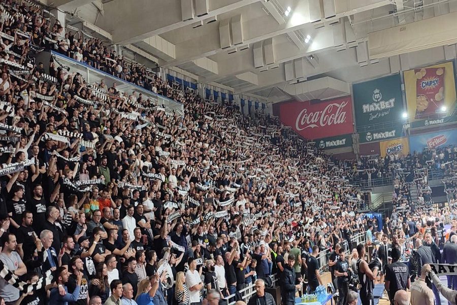 ATMOSFERA U „PIONIRU“ KAO NEKADA „Grobari“ na visini zadatka, „trese“ se mesto koje je donele najveće uspehe crno-belima (VIDEO)