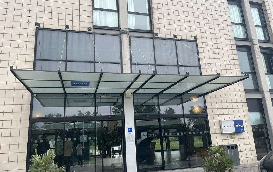 ITALIJANI IZBEZUMLJENI OD STRAHA Policija, u potrazi za navijačima Zvezde, upala u hotel u kom su novinari iz Srbije