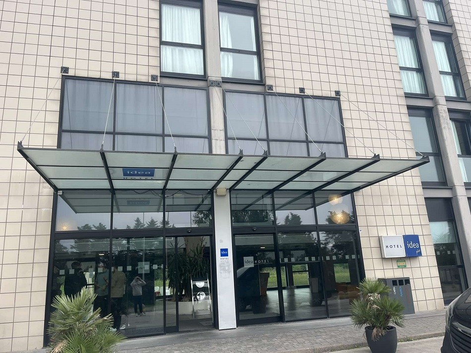 ITALIJANI IZBEZUMLJENI OD STRAHA Policija, u potrazi za navijačima Zvezde, upala u hotel u kom su novinari iz Srbije